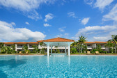 【Pool】日差しを受けてきらめく水面が、何もしない時間を最高の思い出に変えてくれます。